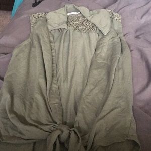 Sleeveless button shirt